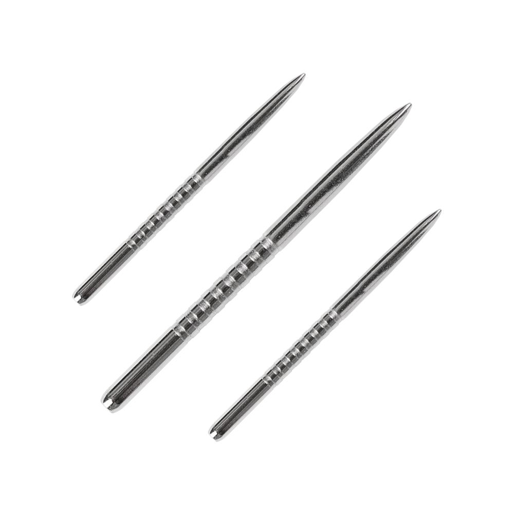 57783_Bulls_GP3_Steeldartspitzen_Silber_42mm_1 Das Bild zeigt drei silberne Steeldartspitzen des Produkts „Bulls GP3 Steeldartspitzen Silber“. Sie sind aus Metall und haben eine geriffelte Oberfläche für besseren Halt.