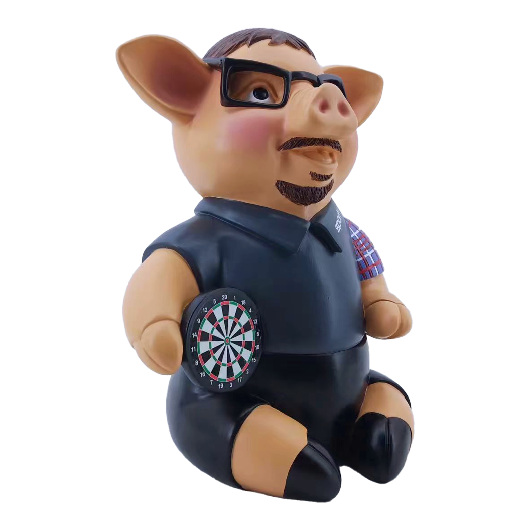 Sport1 Legenden Phrasenschwein Das Bild zeigt das Produkt "Sport1 Legenden Phrasenschwein 2024" in Form eines Schweinchens. Das Schwein trägt eine Brille, ein schwarzes Hemd und hält eine Dartscheibe auf dem Arm.