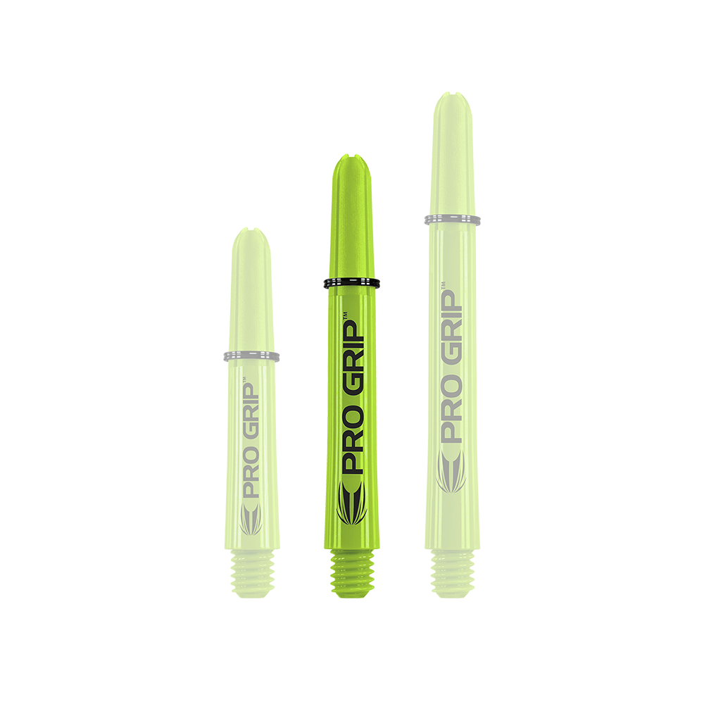Auf dem Bild sind drei limegrüne Pro Grip Dartschäfte in unterschiedlichen Längen zu sehen. Sie stehen nebeneinander und tragen alle den Schriftzug "PRO GRIP".