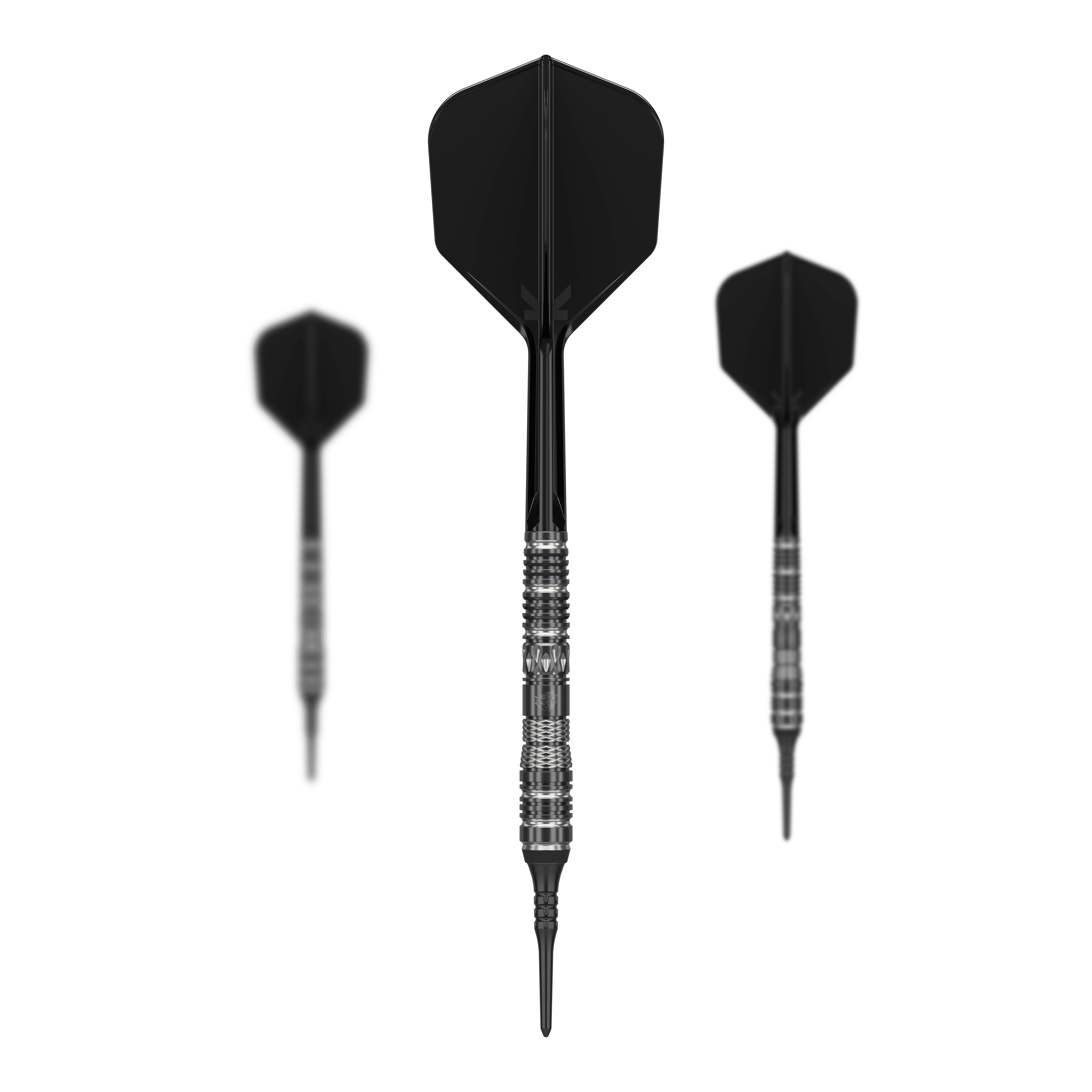 Das Bild zeigt drei schwarze Softdarts aus der Serie "Target Japan Black Marque Dragon 3" mit einem Gewicht von 18g. Der mittlere Dart ist zentral und größer dargestellt, während die beiden anderen im Hintergrund stehen.
