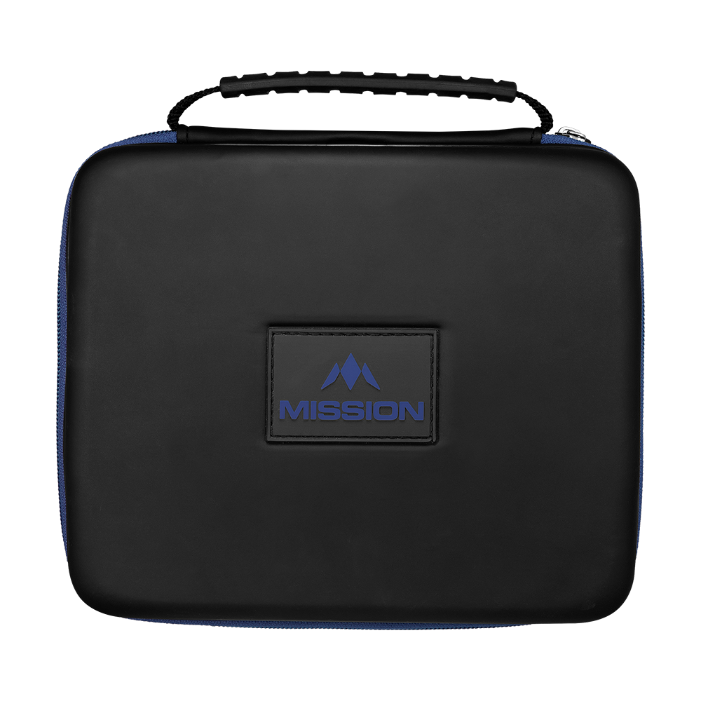 Mission Luxor Dart-Wallet Auf dem Bild ist ein schwarzes Etui mit einem blauen "MISSION"-Logo in der Mitte zu sehen. Es hat einen Griff an der Oberseite und blaue Akzente an den Seiten.