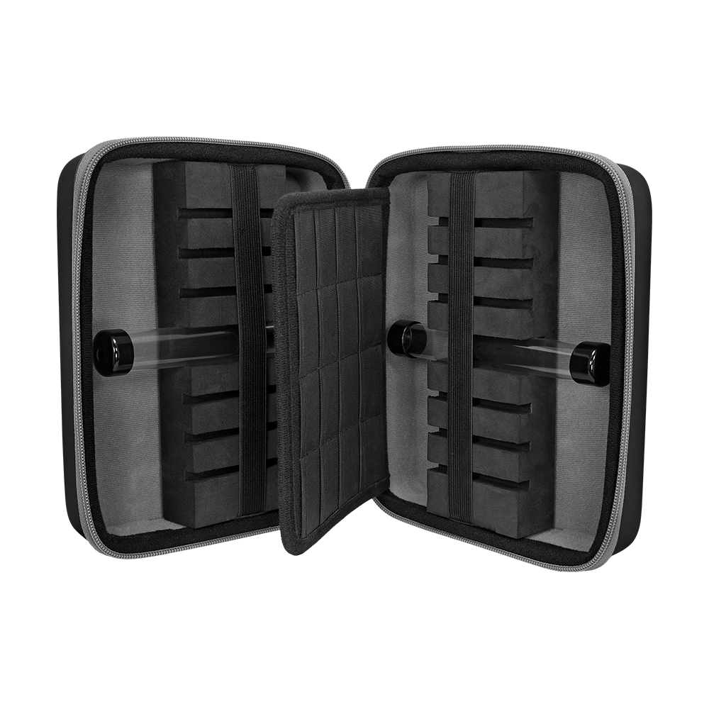 Mission Luxor Dart-Wallet Diese Abbildung zeigt ein aufklappbares Etui in Schwarz und Grau. Im Inneren gibt es gepolsterte Fächer zur sicheren Aufbewahrung und Organisation, vermutlich für Dartzubehör.
