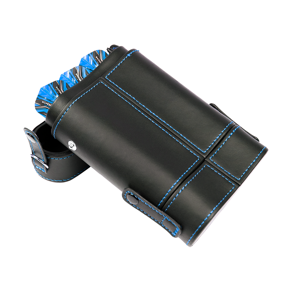 HRT-16419_Harrows_Prima_Dartcase_Aqua_5 Auf dem Bild ist das Produkt "Harrows Prima Dartcase" zu sehen. Es handelt sich um ein schwarzes Dart-Etui mit blauen Nähten, in dem Darts aufbewahrt werden.