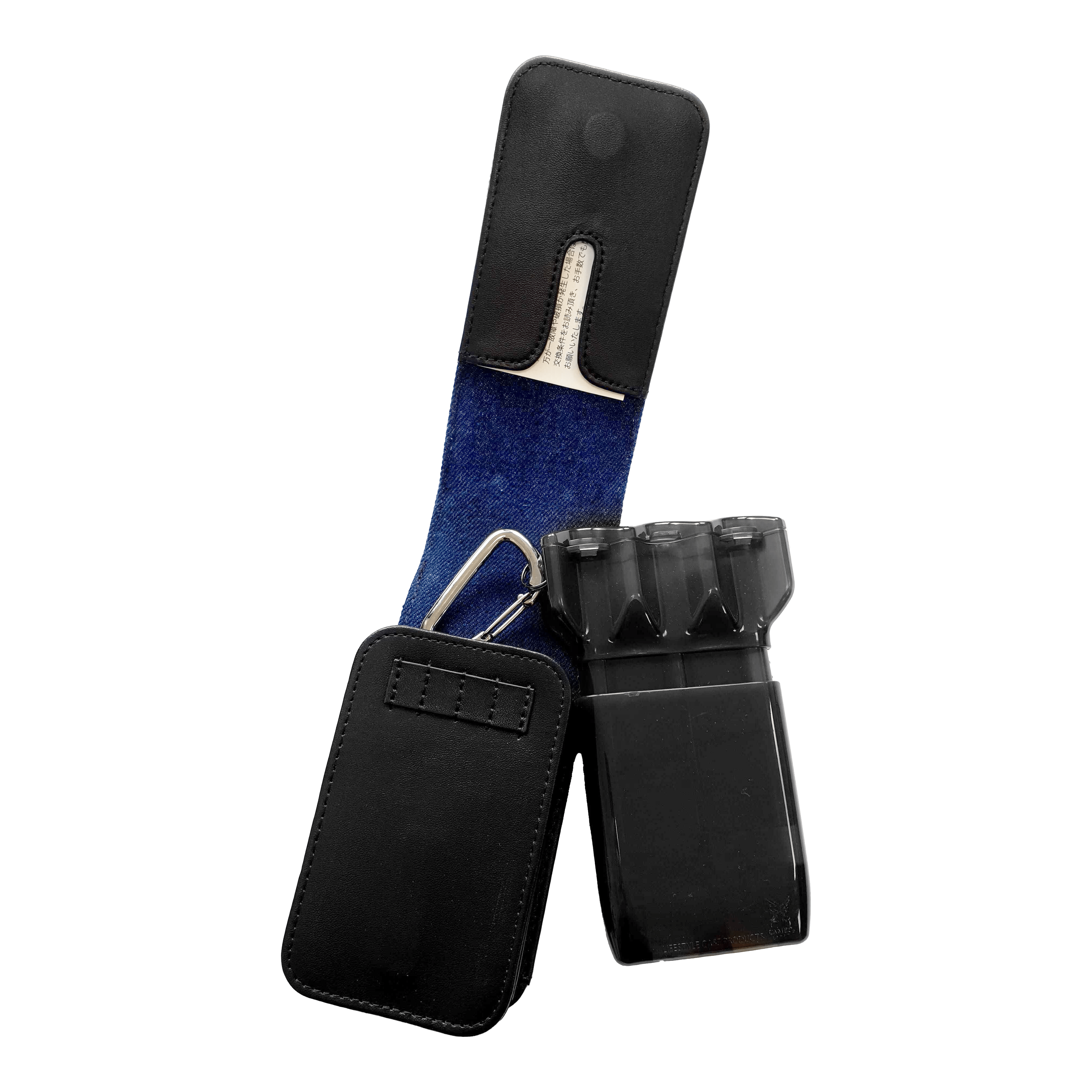 Cameo Acento Denim Dartcase Auf dem Bild ist ein schwarzes Dart-Etui mit blauem Innenfutter zu sehen. Das Etui ist geöffnet und zeigt einen darin befindlichen schwarzen Behälter für Darts.