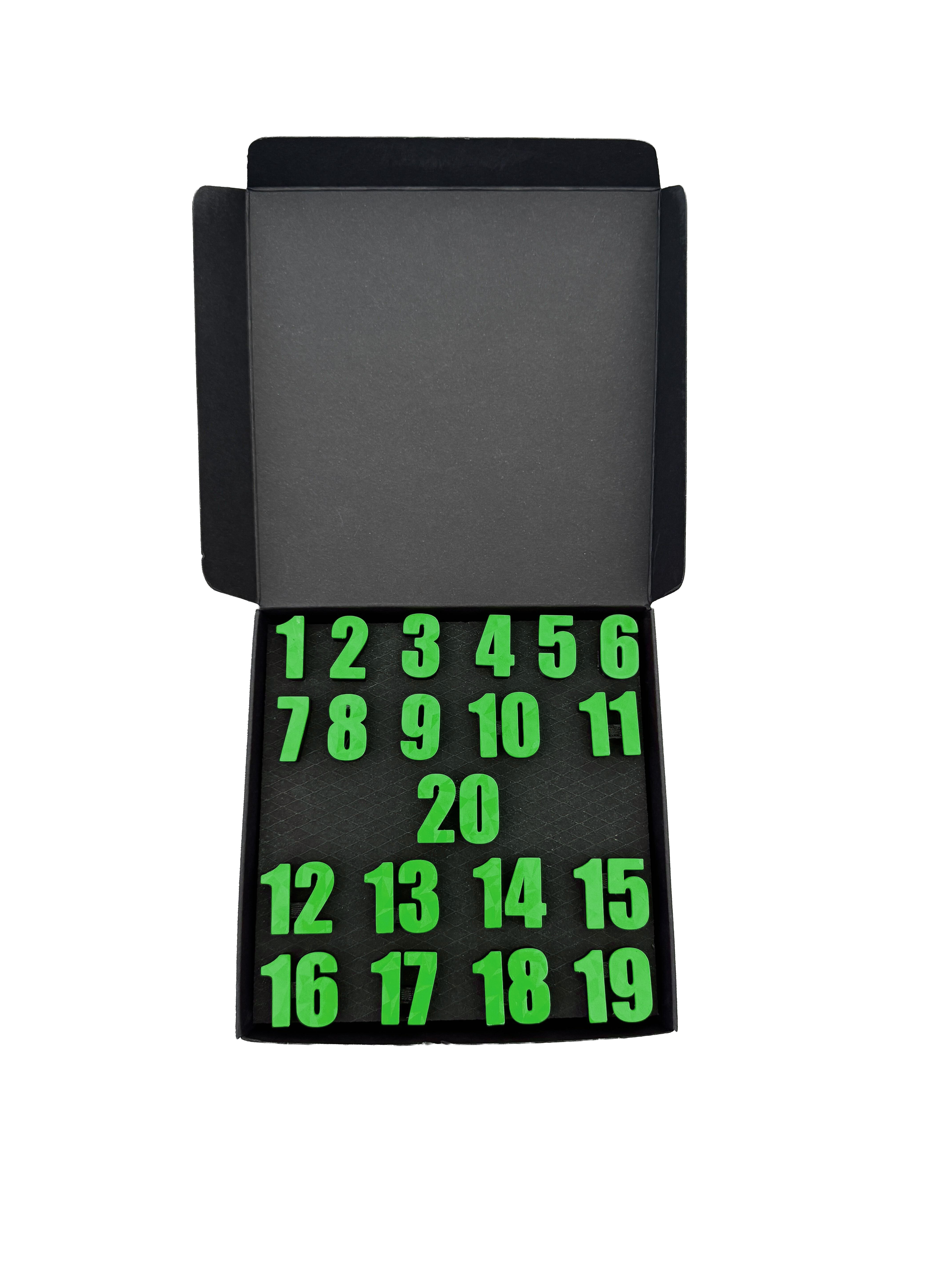 McDart Dartboard Steckzahlen / Zahlenring Classic Eine klassische grüne Box wird präsentiert. Der Kasten ist einfach und hebt sich mit seiner Farbe hervor.