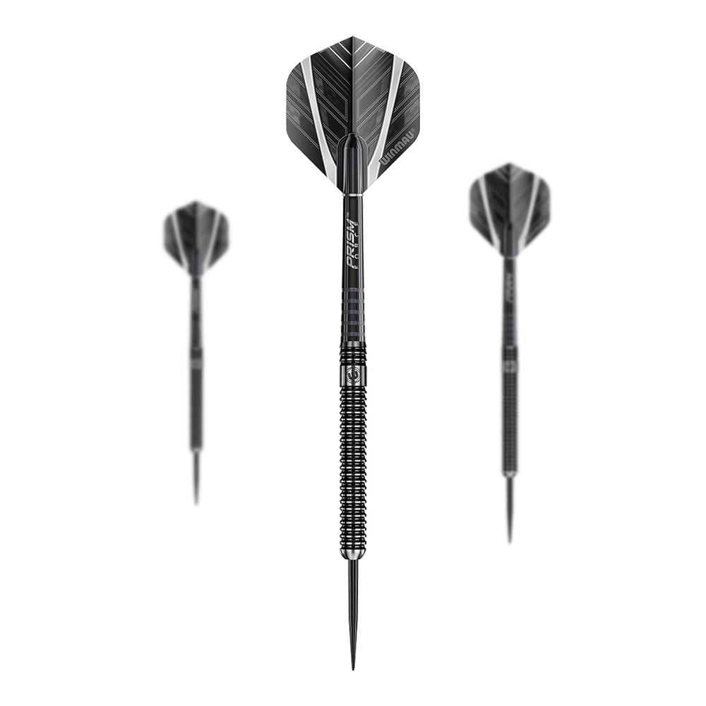 Winmau Blackout Variante 1 Steeldarts Auf dem Bild sind drei schwarze Steeldarts mit silbernen Akzenten zu sehen. Die Darts sind in einer Reihe mit einem Dart in der Mitte und jeweils einem Dart links und rechts angeordnet.