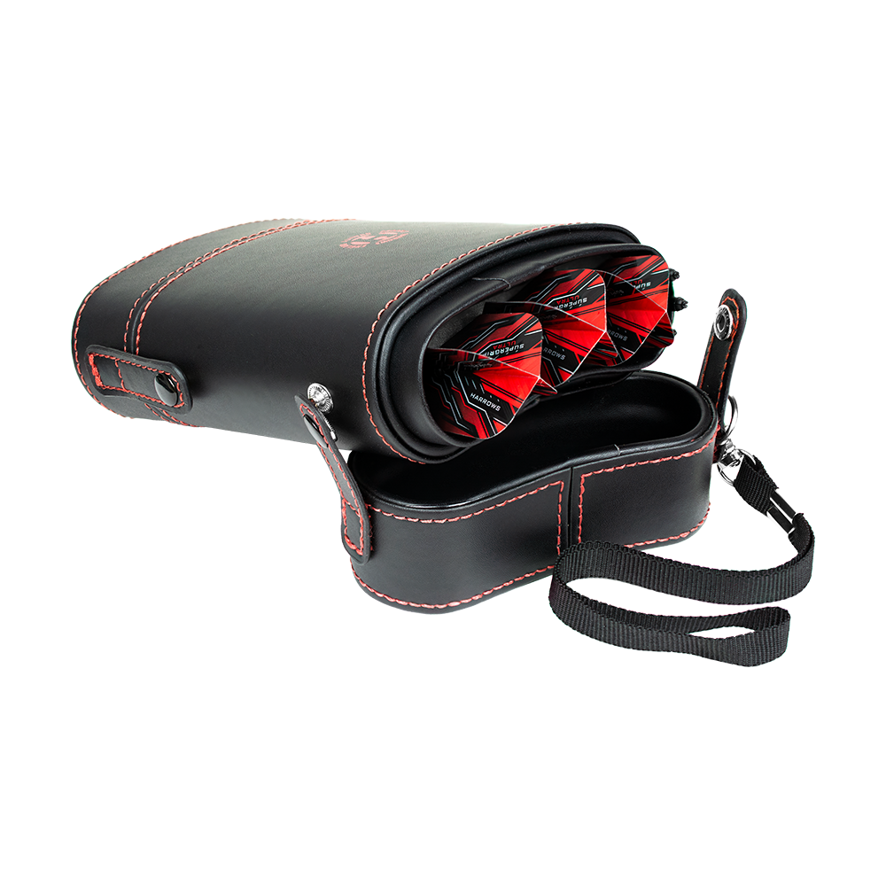 HRT-16402_Harrows_Prima_Dartcase_Red_4 Das Bild zeigt das Harrows Prima Dartcase, ein schwarzes Etui mit roten Nähten. Im geöffneten Etui sind drei komplett zusammengebaute Dartpfeile zu sehen.