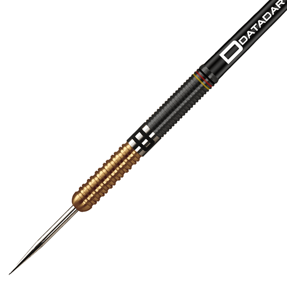 DA624_Datadart_Christian_Bunse_Gold_Black_Steeldarts_2 Der Dartpfeil auf dem Bild hat eine goldene und schwarze Griffzone mit einer spitzen Metallspitze. Am Schaft steht der Name "Datadart" geschrieben.