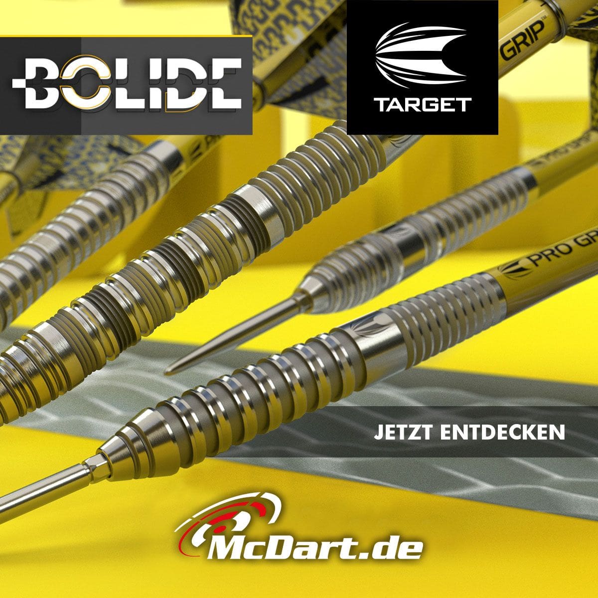 190051_Target_Bolide_Swiss_Point_Steeldarts_admediaKY9Fyd3AAYJdf Das Bild zeigt die Target Bolide 04 Swiss Point Steeldarts mit silbernen und gelben Akzenten. Im Vordergrund steht die Aufforderung "JETZT ENTDECKEN" und das Logo von McDart.de.