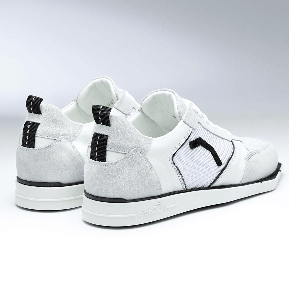 20200004-00_Triple20_Dartschuhe_Textil_Leder_Weiss_Schwarz_3 Die Abbildung zeigt ein Paar weiße und schwarze Triple20 Dartschuhe aus Textil und Leder. Die Schuhe haben schwarze Details und einen sportlichen Look.