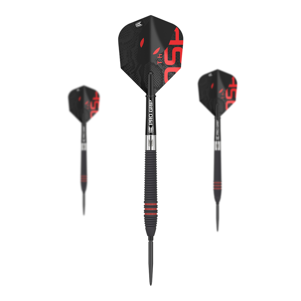 Target Nathan Aspinall Black Swiss Point Steeldarts Das Bild zeigt drei schwarze Steeldarts mit roten Akzenten und der Aufschrift "Pro Grip" auf dem Schaft. Die Flights sind ebenfalls schwarz mit roten Details und geometrischem Design.