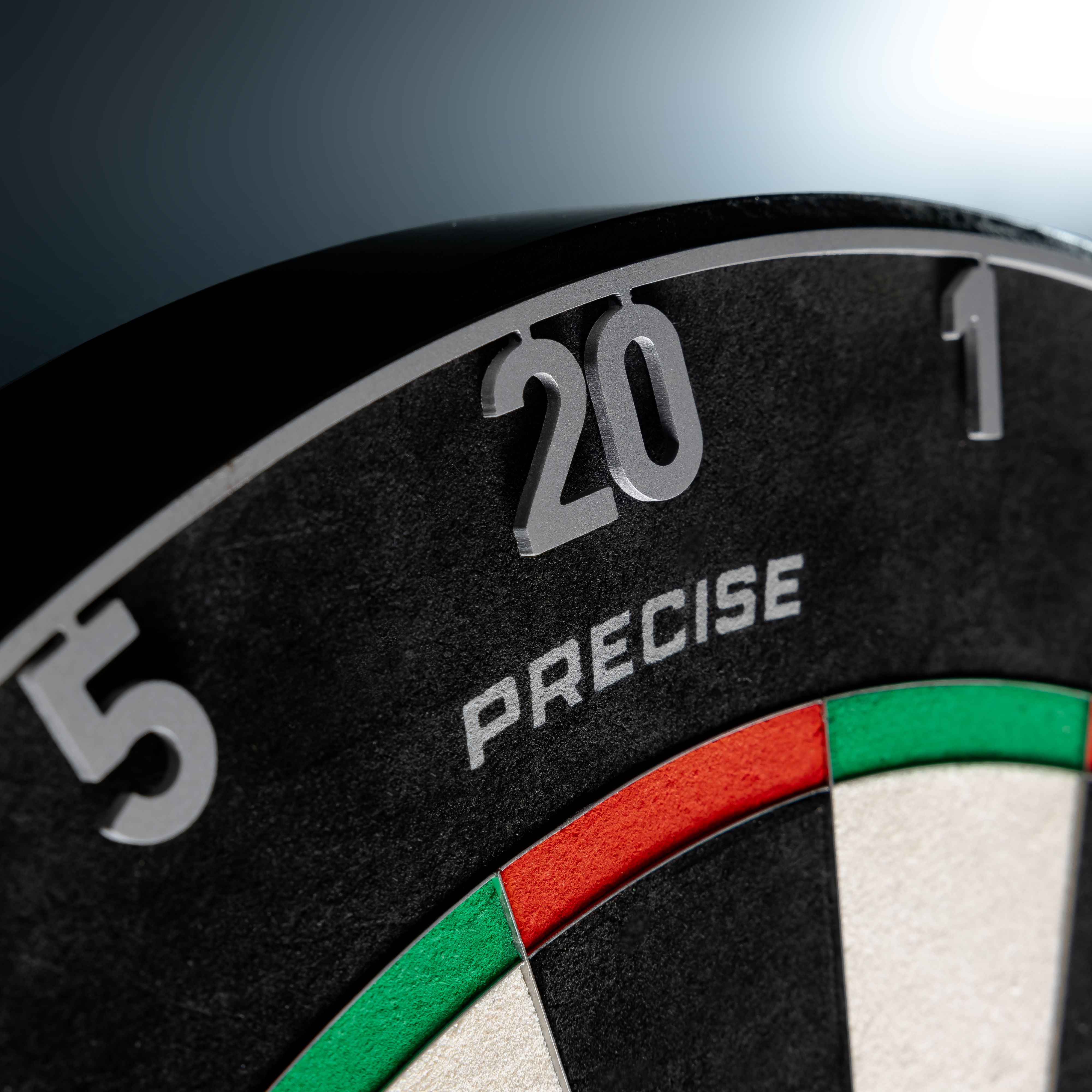 Precise 180 OnePiece Lasercut Zahlenring Das Bild zeigt ein OnePiece Dartboard mit einem Zahlenring in Gunmetal, Nahaufnahme. Der Zahlenring ist präzise gelasert und Teil der Precise180 Serie.