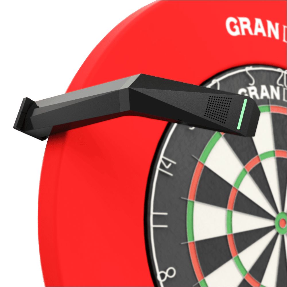 Das Bild zeigt das GranDarts GranEye Steeldart Auto-Scoring-System, das über einem Dartboard installiert ist. Das schwarze Gerät erkennt automatisch die Treffer auf der Dartscheibe und wertet sie aus.