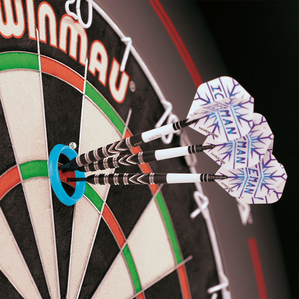 X0610_Red_Dragon_Gerwyn_Price_Practice_Rings_4 Das Bild zeigt das Produkt "Red Dragon Gerwyn Price Practice Rings" auf einer Dartscheibe. Drei Darts stecken im Bullseye, das von einem blauen Übungsring umgeben ist.