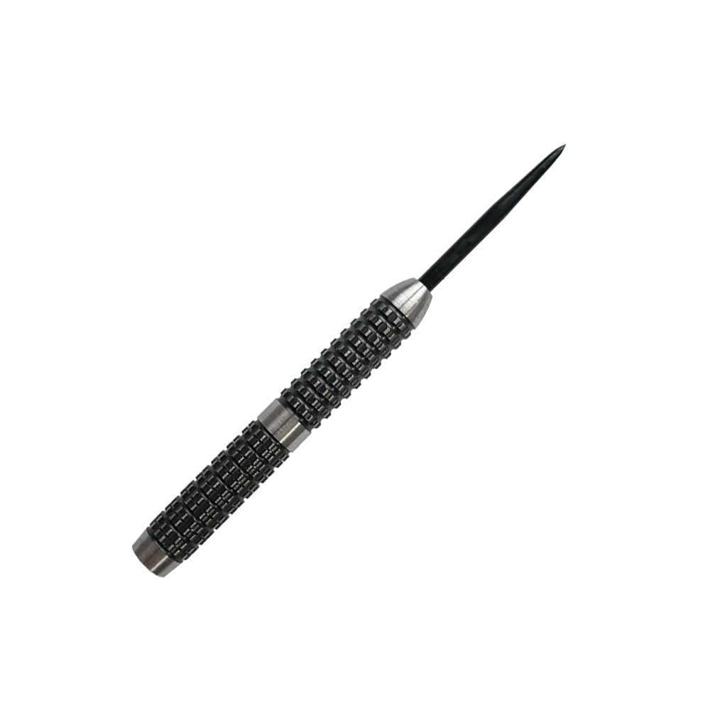 McDart Hightower Steeldart Barrels Das Bild zeigt einen McDart Hightower Steeldart Barrel. Der Dartpfeil hat einen silber-schwarzen, geriffelten Griff und eine spitze Metallspitze.