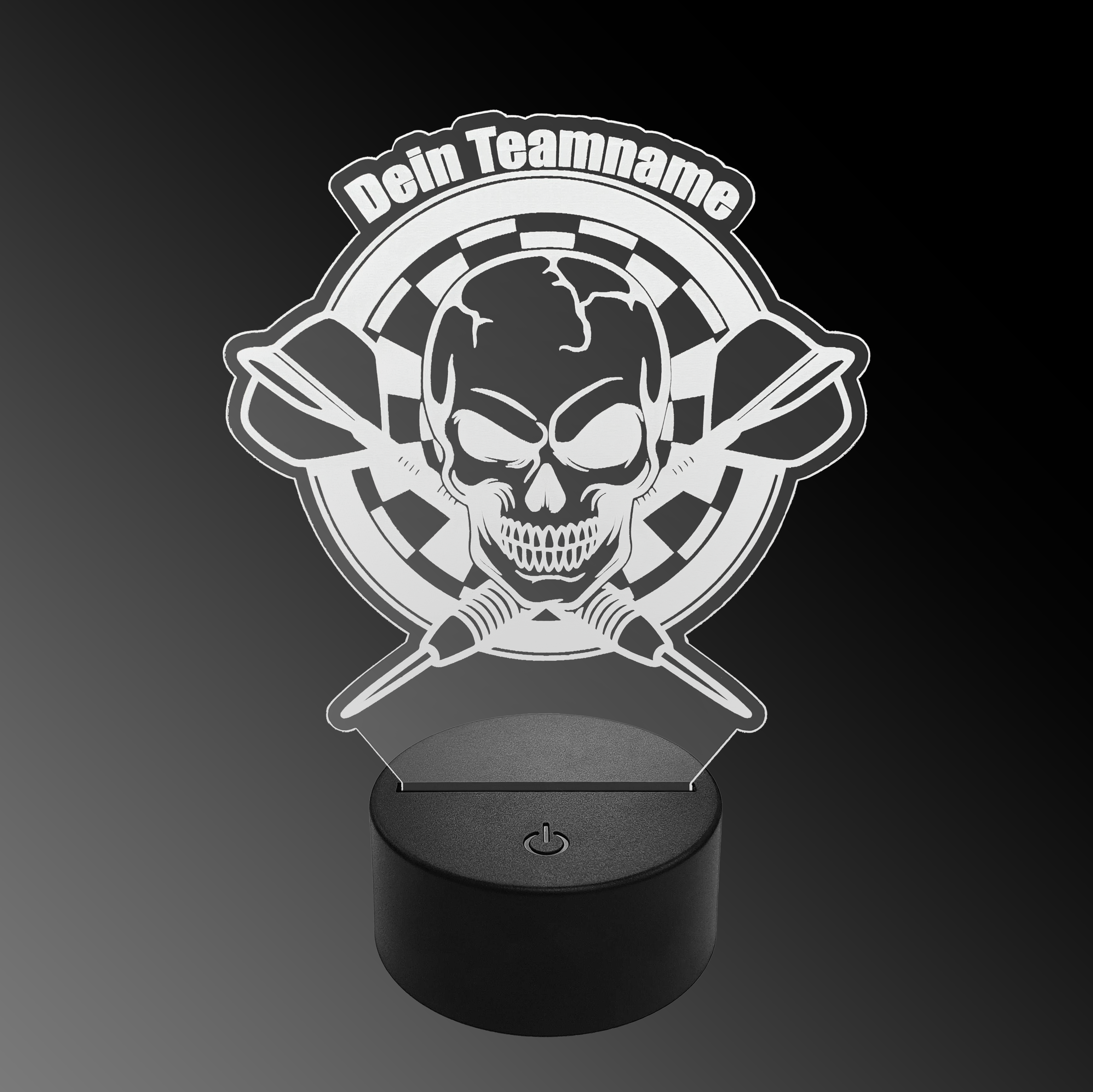 Das Bild zeigt eine LED-Lampe mit einem Plexiglas-Aufsatz in Form eines Totenkopfs vor einer Dartscheibe mit zwei gekreuzten Dartpfeilen. Oben steht der Schriftzug "Dein Teamname".