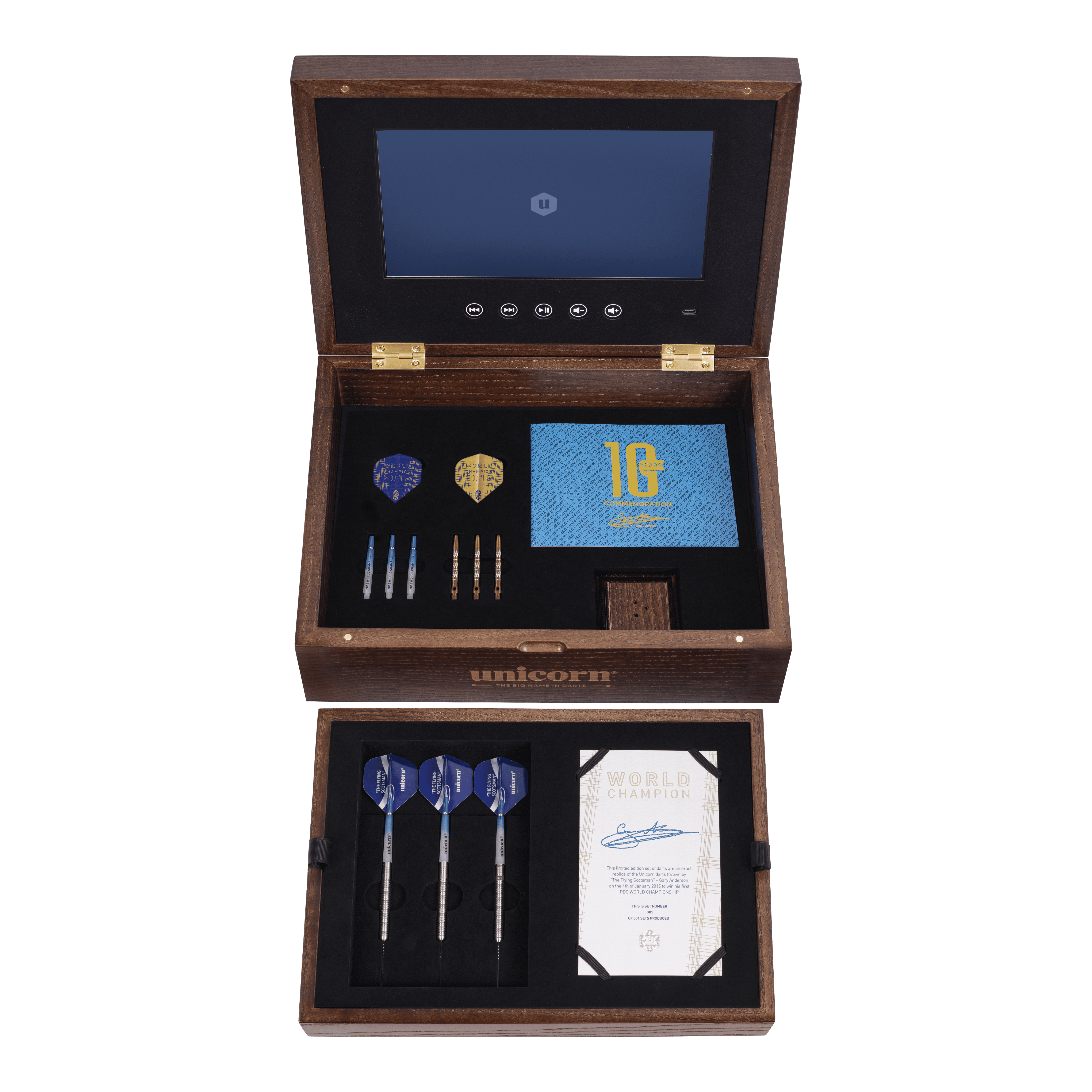 Das Bild zeigt das "Unicorn Gary Anderson 10 Year Commemoration Limited Edition Set - Steeldarts - 23g" in einer edlen Holzkiste. Im Inneren befinden sich drei Steeldarts, Ersatzspitzen, Flights, eine Urkunde sowie ein Bildschirm im Deckel.
