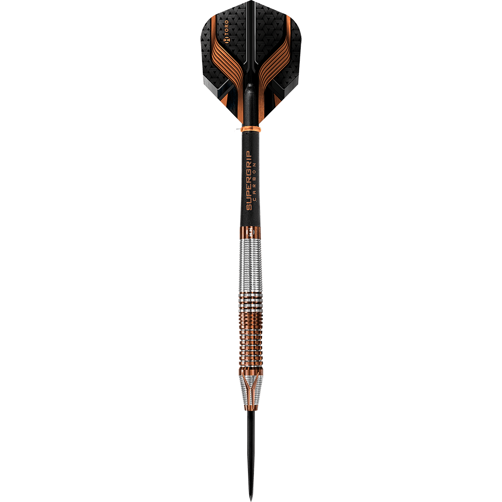 HA33874_Harrows_Toro_Steeldarts_1 Das Bild zeigt einen modernen Steeldartpfeil mit silbernen und kupferfarbenen Elementen. Die Flights sind schwarz mit orangefarbenen Streifen und haben eine strukturierte Oberfläche.