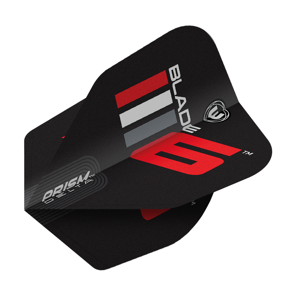 Das Bild zeigt ein schwarzes Dart Flight mit der Aufschrift „Blade 6“ in Rot und Weiß. Es handelt sich um das Produkt „Winmau Prism Delta Blade 6 No6 Flights“.