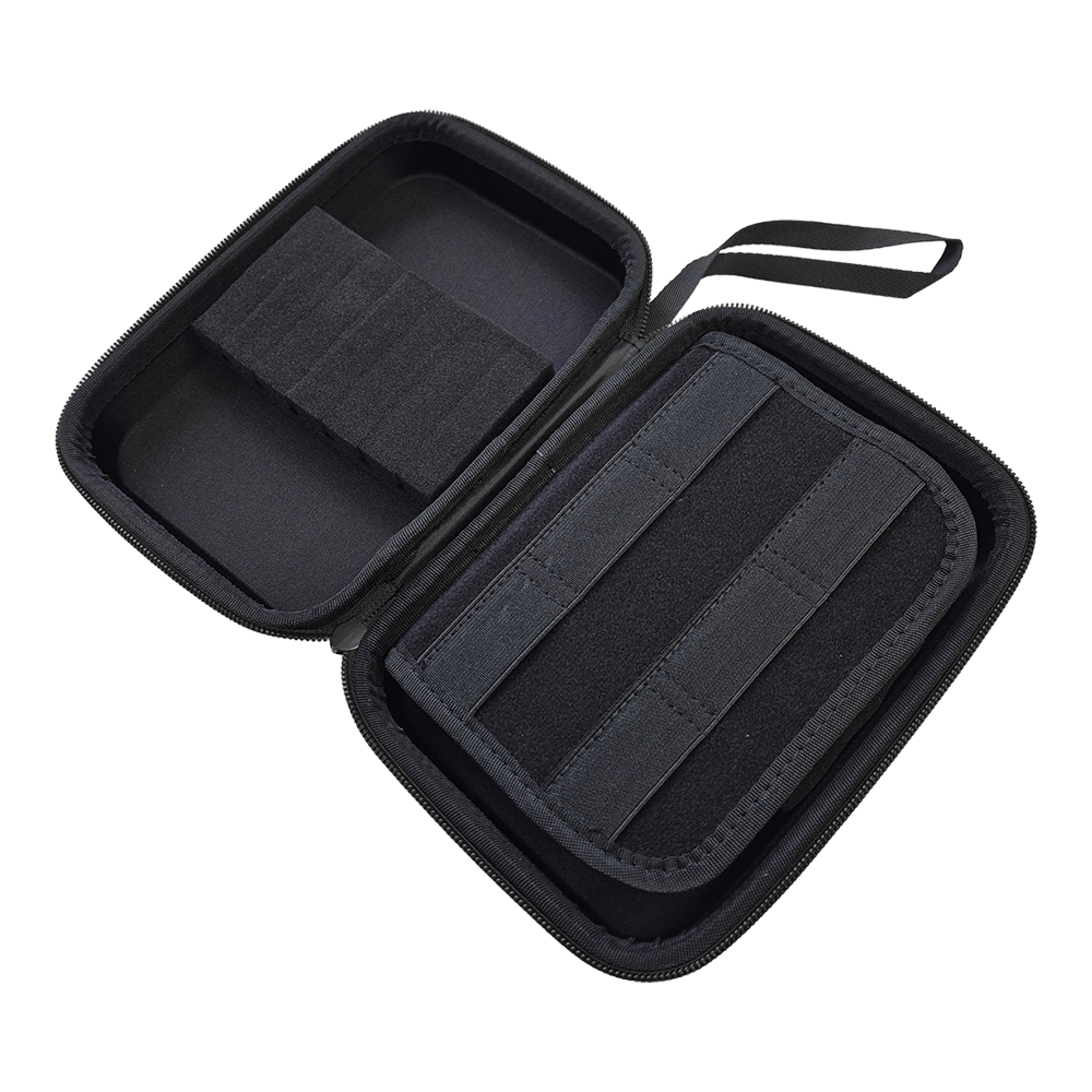McDart System-4 Dartcase Das Bild zeigt ein rotes Dartcase. Es ist für die Aufbewahrung und den Schutz von Dartartikeln gedacht.