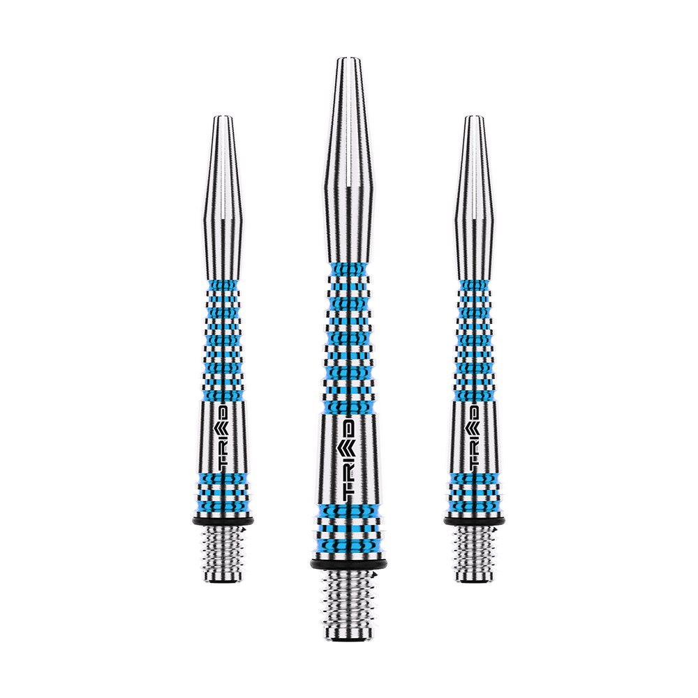Winmau Triad RX Aluminium Shafts - Blau Das Bild zeigt drei silberne Aluminium Dartschäfte mit blauen Akzenten. Sie haben ein geriffeltes Muster und das Wort "TRIAD" ist darauf zu sehen.