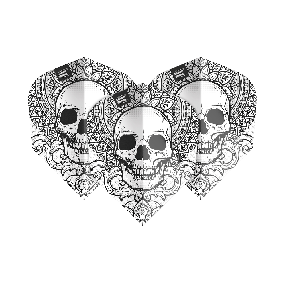 TG488_335480_Target_ProUltra_Ink_Grey_No6_Flights_1VAkxgRNN7acnQ Das Bild zeigt drei Dart Flights des Modells "Target ProUltra Ink Grey No6". Sie sind mit einem detaillierten Totenkopf-Muster und ornamentalen Verzierungen in Schwarz-Weiß gestaltet.