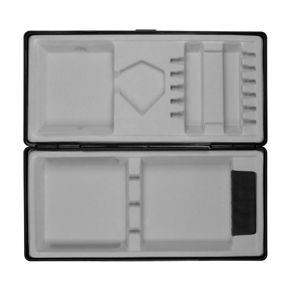 ABS Box mit Wunschdruck Das Bild zeigt eine geöffnete schwarze Box mit mehreren Fächern und Einteilungen. Die Innenausstattung besteht aus hellem Schaumstoff, der zur sicheren Aufbewahrung verschiedener Gegenstände dient.