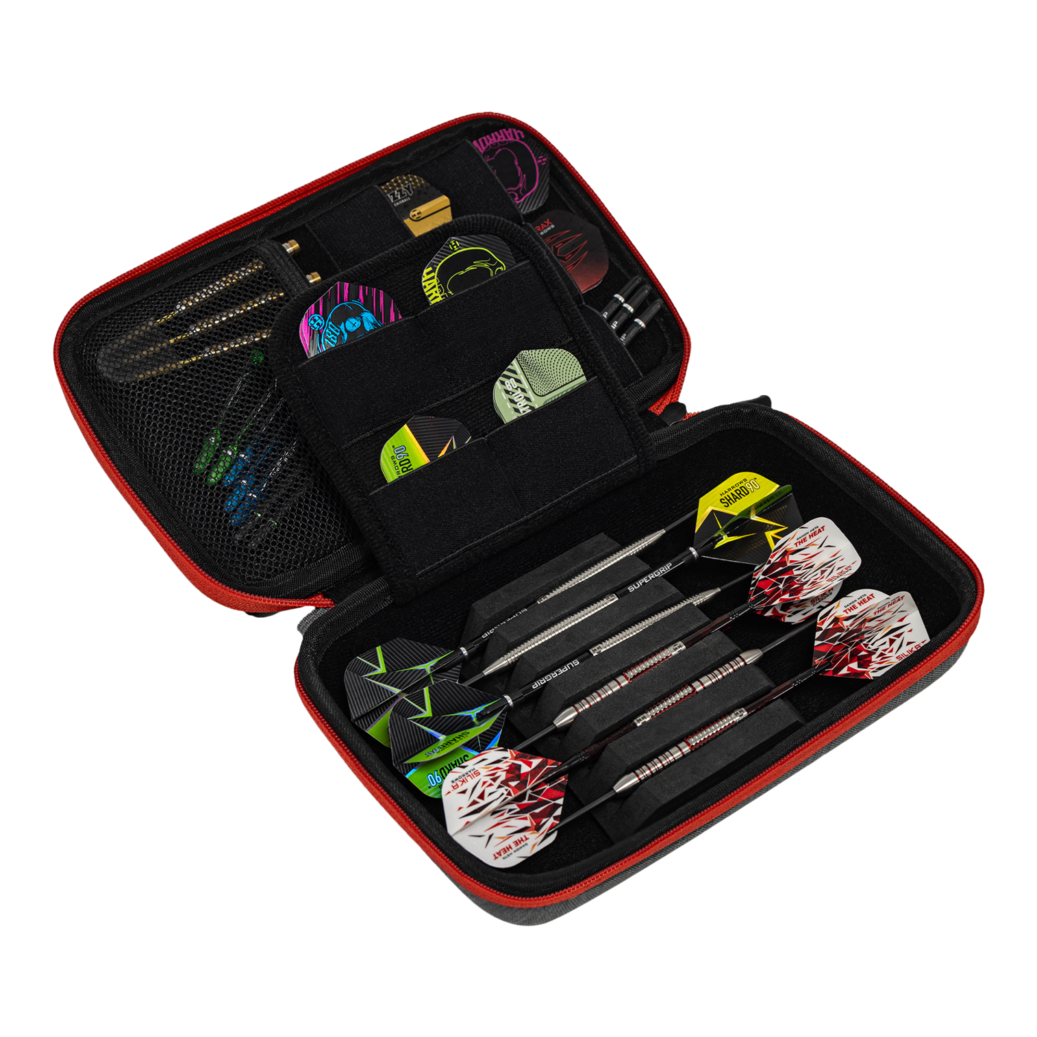 In diesem Bild ist ein offenes Dart-Etui zu sehen, das mehrere Darts und Zubehörteile enthält. Das Etui ist schwarz mit rotem Rand und bietet verschiedene Fächer für Flights und Ersatzteile.