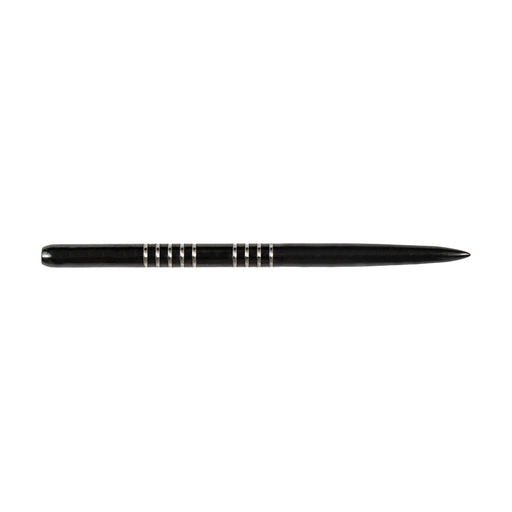 57743_Bulls_GP1_Steeldartspitzen_Schwarz_42mm_2 Das Bild zeigt eine schwarze Steeldartspitze mit silbernen Rillen am hinteren Ende. Die Spitze ist schlank und hat ein schlichtes, elegantes Design.