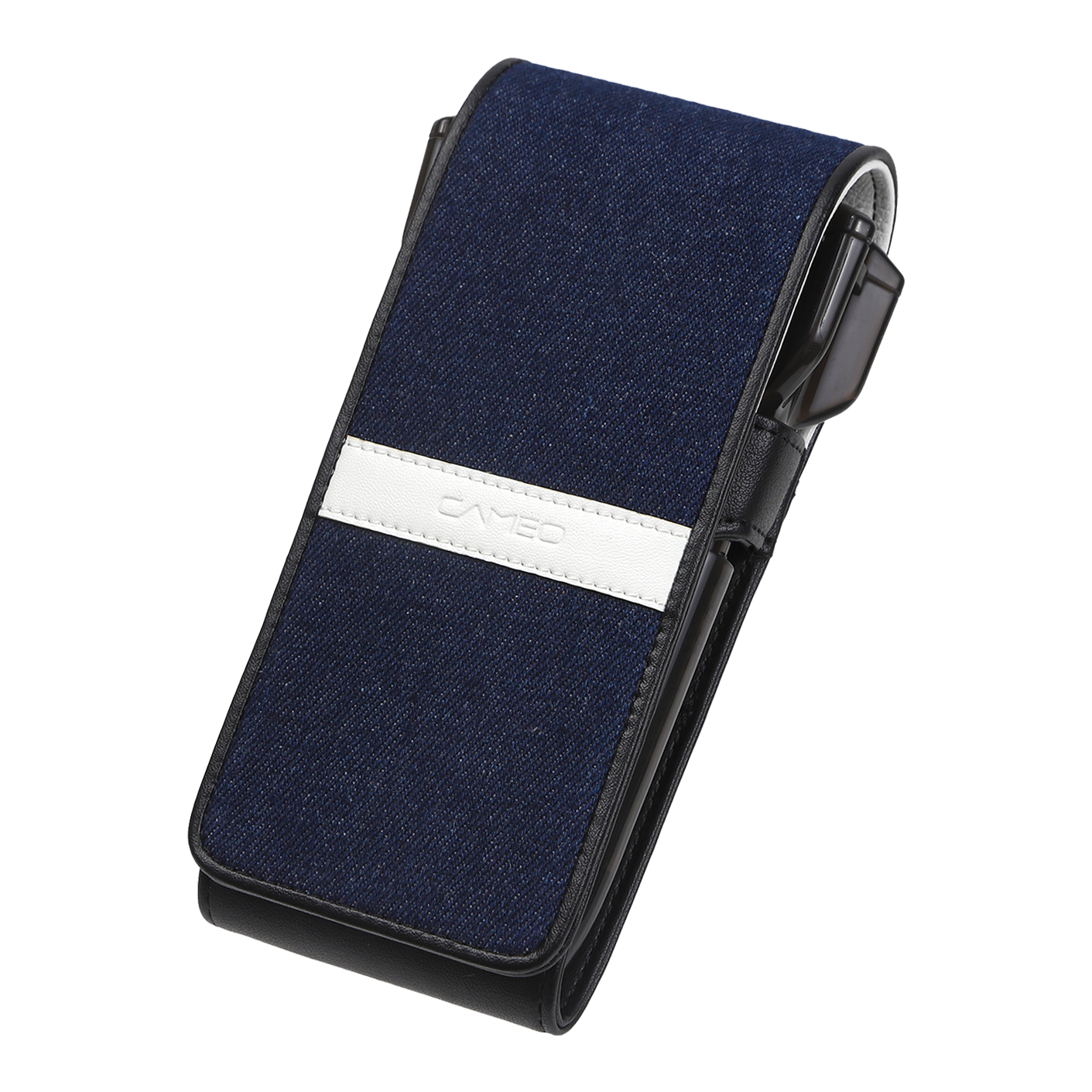 Cameo Thread Dartcase Auf dem Bild ist ein elegantes Dart-Etui mit dunkelblauer Stoffoberfläche und einem weißen Streifen in der Mitte zu sehen. Das Etui hat eine rechteckige Form und eignet sich ideal zur Aufbewahrung von Darts.