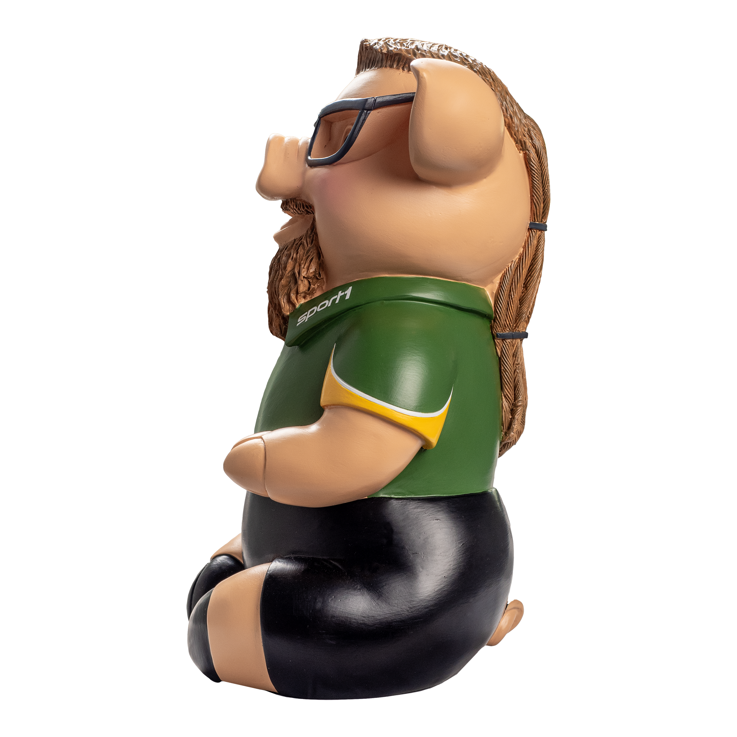 Sport1 Zaubermeister Phrasenschwein Das Bild zeigt ein lustiges Sparschwein in Form eines Schweins mit Brille, langen Haaren und Bart. Das Sparschwein trägt ein grünes Sport1-Trikot und schwarze Hosen.