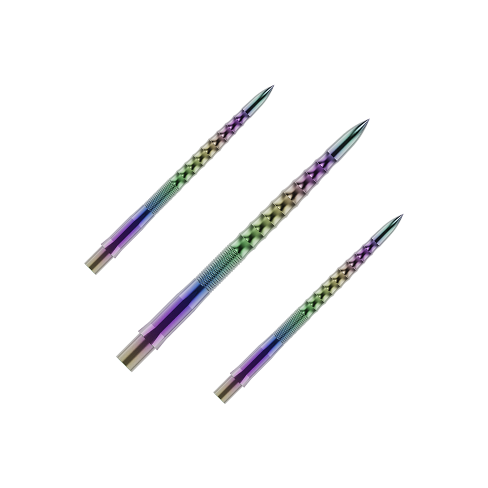 Das Bild zeigt drei bunte Steeldartspitzen mit einem auffälligen, geriffelten Muster. Die Spitzen haben einen Farbverlauf in Lila, Grün, Blau und Gold.