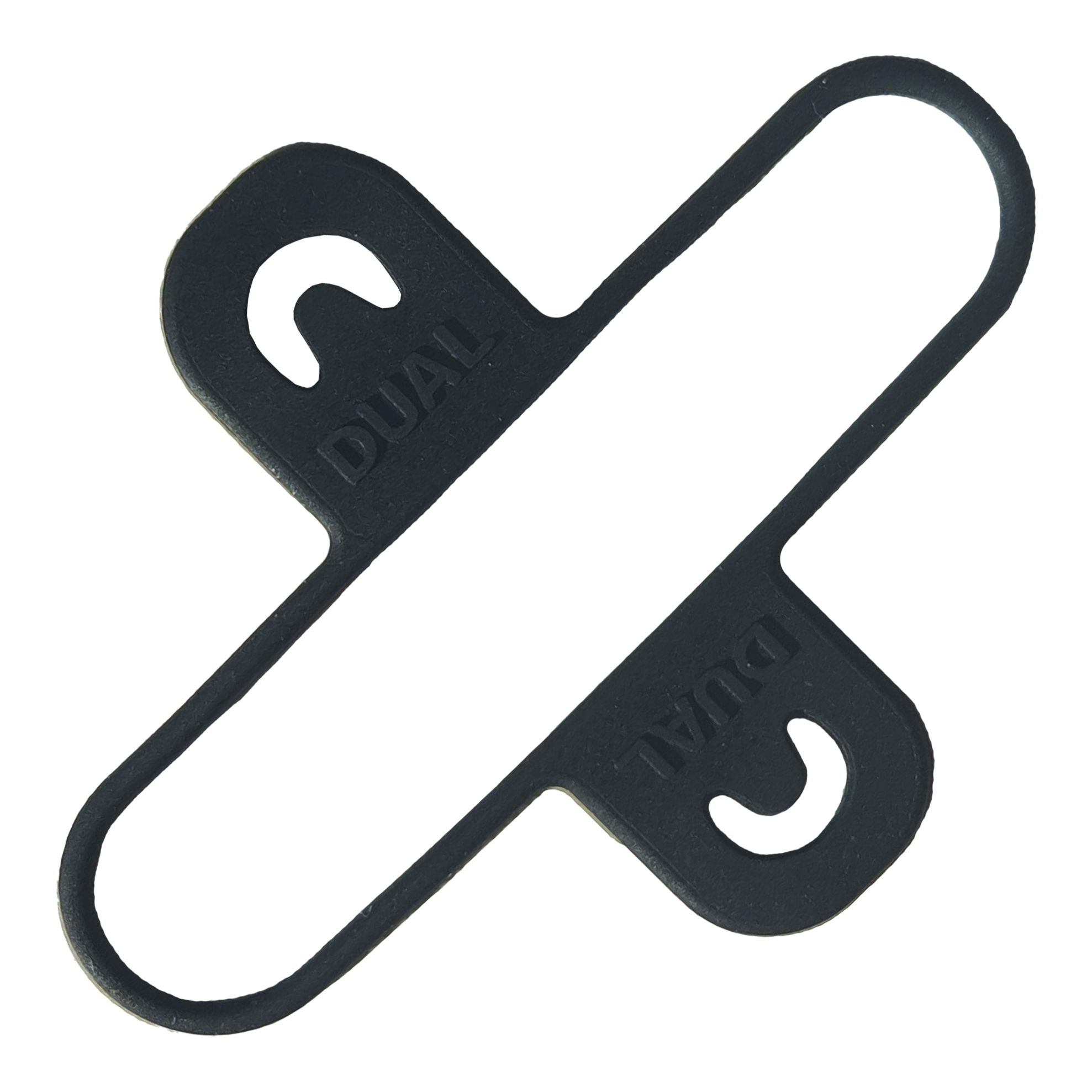Condor Dual Dartcase Belt 3-er Set - Schwarz Das Bild zeigt ein schwarzes Kunststoffteil mit der Aufschrift "DUAL". Es handelt sich um einen Teil des Condor Dual Dartcase Belt 3-er Sets.