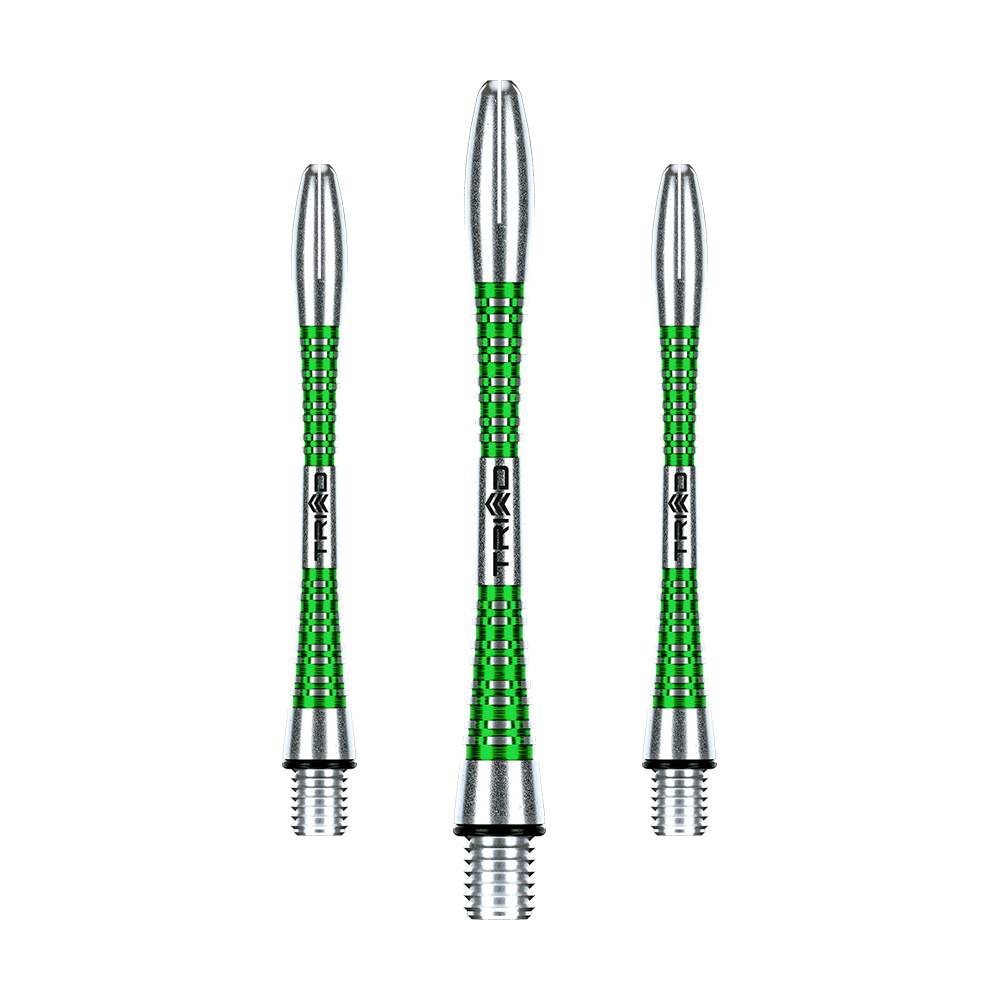 Das Bild zeigt drei Winmau Triad Aluminiumschäfte für Darts in silberner und grüner Farbe. Die Schäfte sind länglich, haben ein geriffeltes Design und sind jeweils gleich aufgebaut.