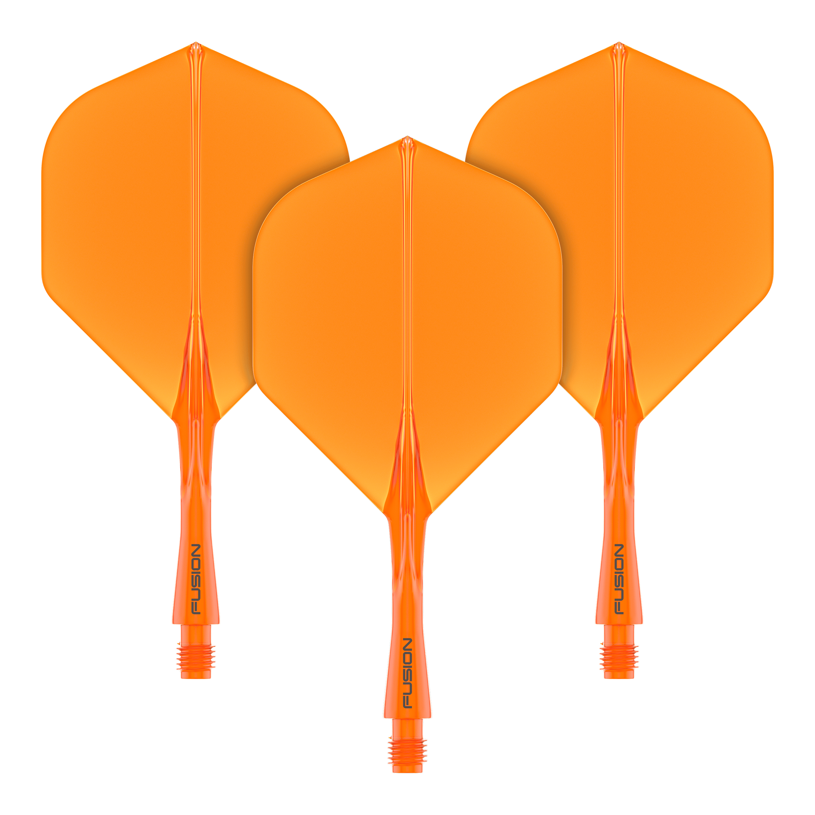 Auf dem Bild sind drei orangefarbene Dart-Flights mit Schäften zu sehen. Sie haben die Aufschrift "FUSION" am unteren Teil der Schäfte.