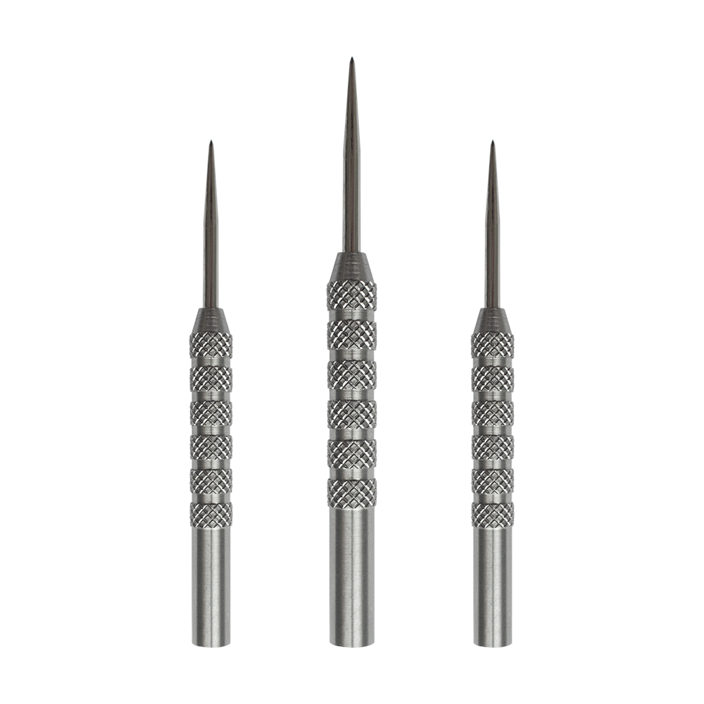 MC523_McDart_KnurledRing2_Tungsten_Steeldart_Barrels_1 Das Bild zeigt drei silberne Steeldart-Barrels mit einer geriffelten Oberfläche. Es handelt sich um das Produkt "McDart Knurled Ring 2 Tungsten Steeldart Barrels - 21g".