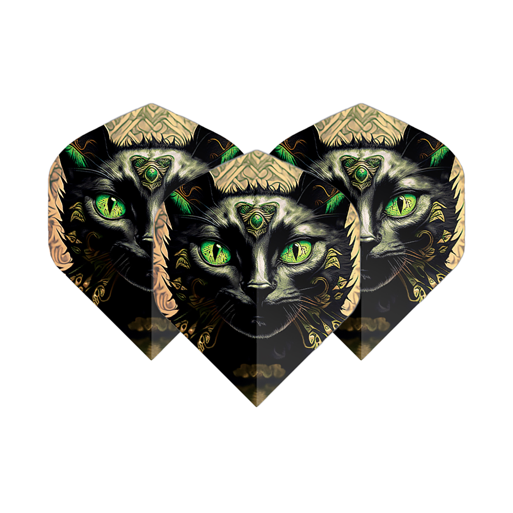 Pentathlon Flights Katze Das Bild zeigt drei Dart-Flights mit einem kunstvollen Katzengesicht und leuchtend grünen Augen. Die Flights heißen "Pentathlon Katze No2 Standard Flights".