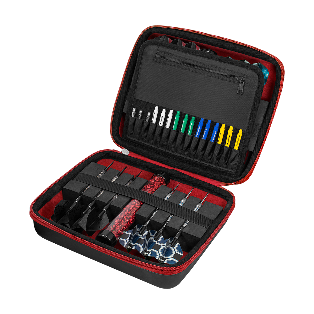 Mission Luxor Dart-Wallet Die Abbildung zeigt ein geöffnetes Dart-Set in einer schwarzen und roten Tasche. Im Inneren sind mehrere Darts, Ersatzteile und Zubehör ordentlich einsortiert.