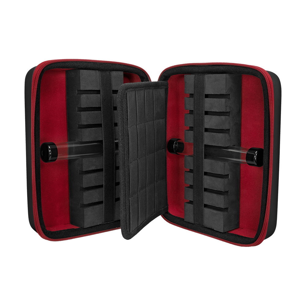 Mission Luxor Dart-Wallet Das Bild zeigt ein geöffnetes Dart-Case mit schwarzem und rotem Innenfutter. Im Inneren befinden sich mehrere Schaumstofffächer zur sicheren Aufbewahrung von Dartpfeilen und Zubehör.