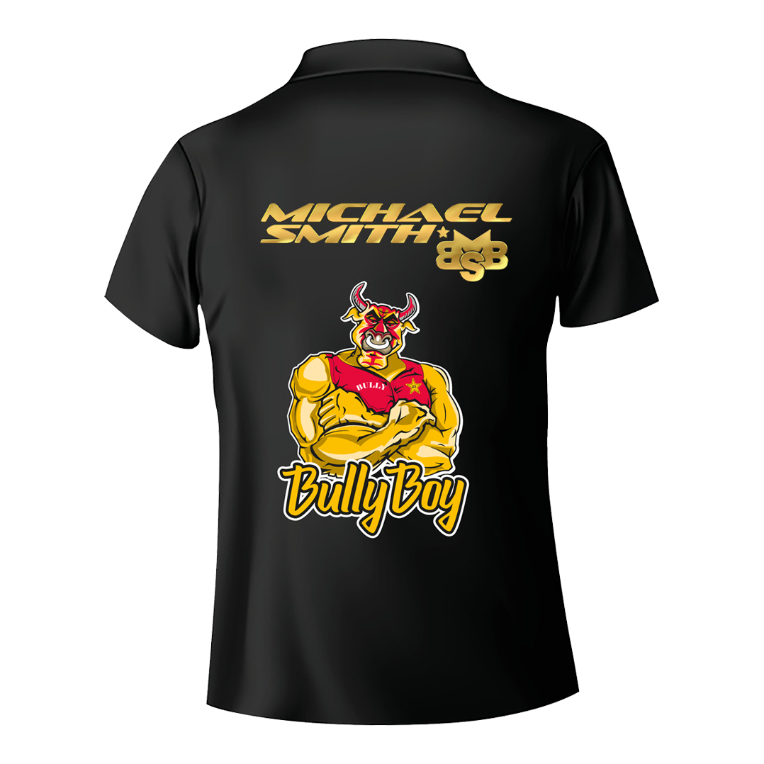 Shot Michael Smith White Stripe Dartshirt Das Bild zeigt die Rückseite eines schwarzen Dartshirts mit dem Namen "Michael Smith" und dem Logo "BSB" in goldener Schrift. Darunter ist eine Comicfigur eines muskulösen Stiers mit dem Schriftzug "Bully Boy" zu sehen.