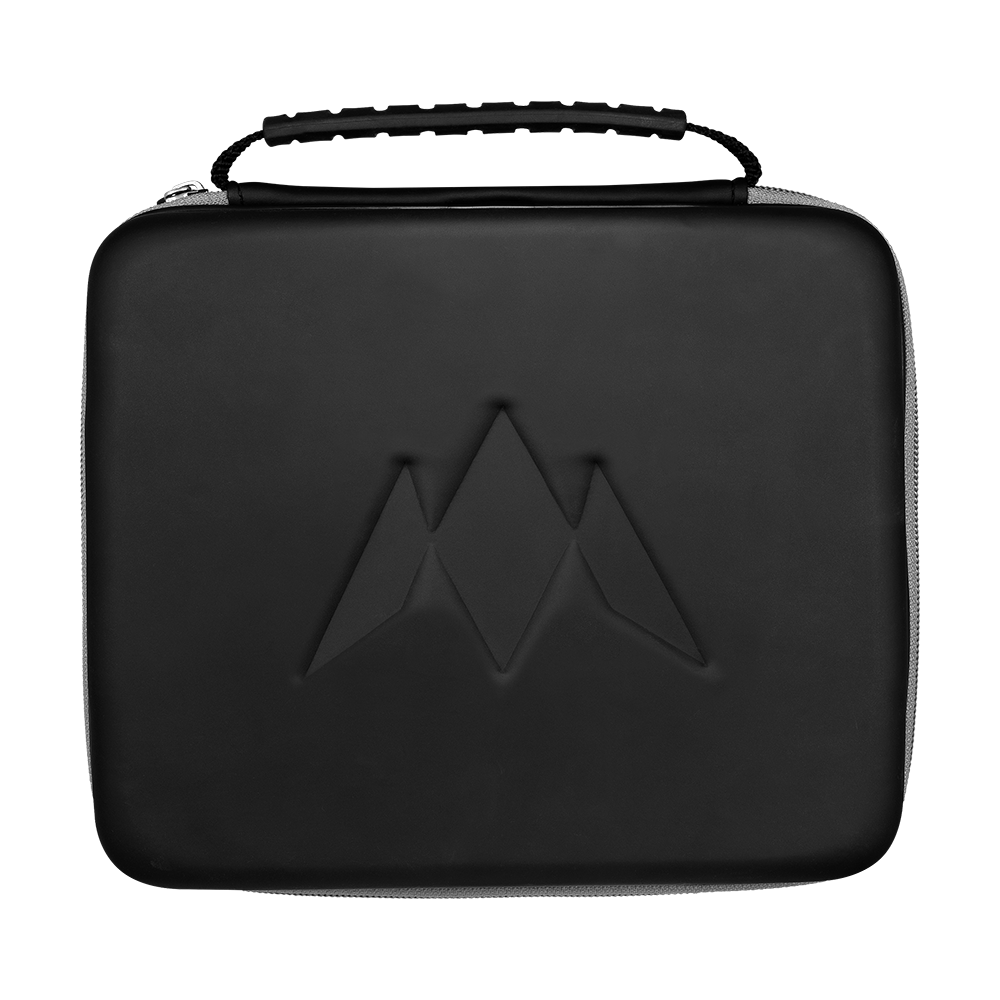 Mission Luxor Dart-Wallet Das Bild zeigt eine schwarze Tragetasche mit einem eingeprägten geometrischen Muster auf der Vorderseite. Oben befindet sich ein Griff, und die Tasche hat einen silbernen Reißverschluss.