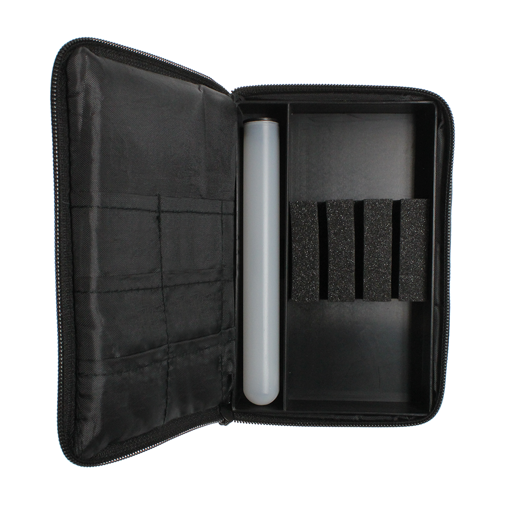 McDart Tasche mit 6 Steeldarts und Zubehör Die Abbildung zeigt eine geöffnete schwarze Tasche mit Fächern und Halterungen für Dartzubehör. Auf der rechten Seite befinden sich Schaumeinsätze und ein Röhrchen zur sicheren Aufbewahrung.