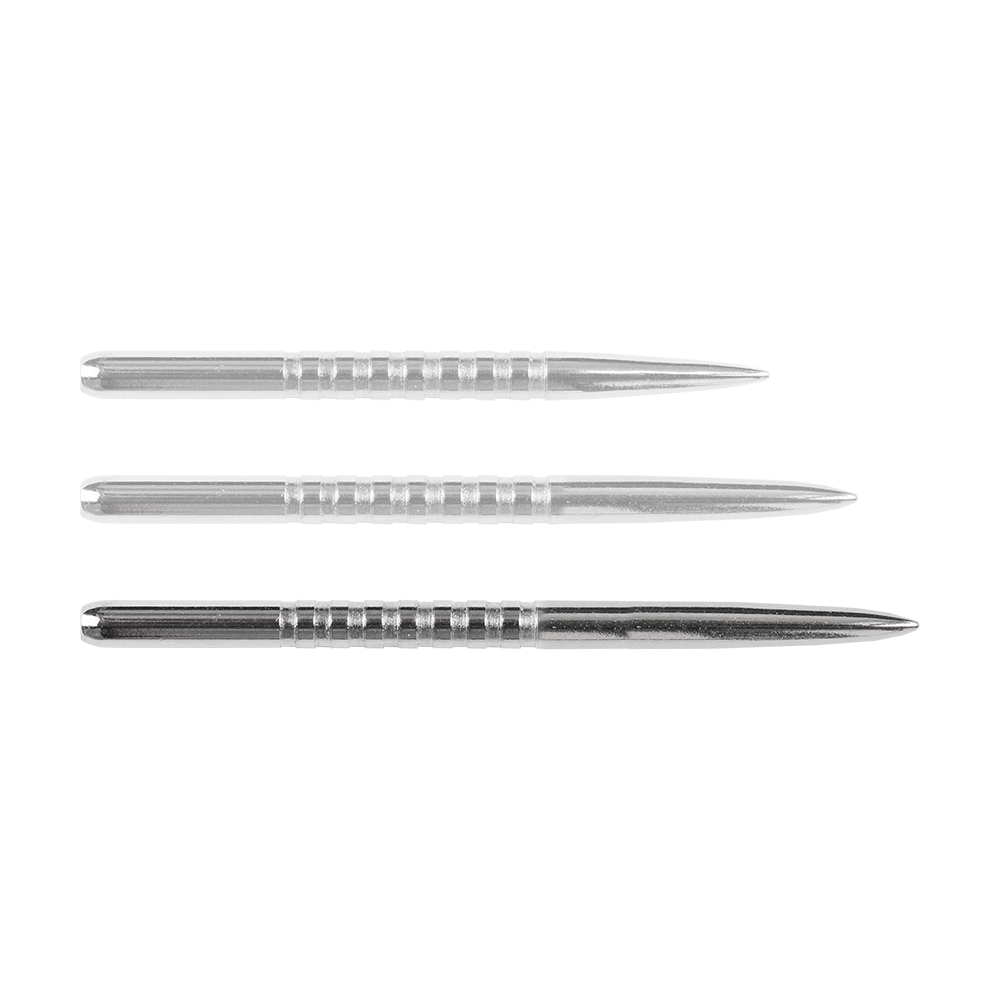 57783_Bulls_GP3_Steeldartspitzen_Silber_42mm_1BFDmCGxOJLrBM Das Bild zeigt drei silberne Steeldartspitzen der Marke Bulls GP3. Sie sind gerade angeordnet und haben eine geriffelte Oberfläche für besseren Halt.