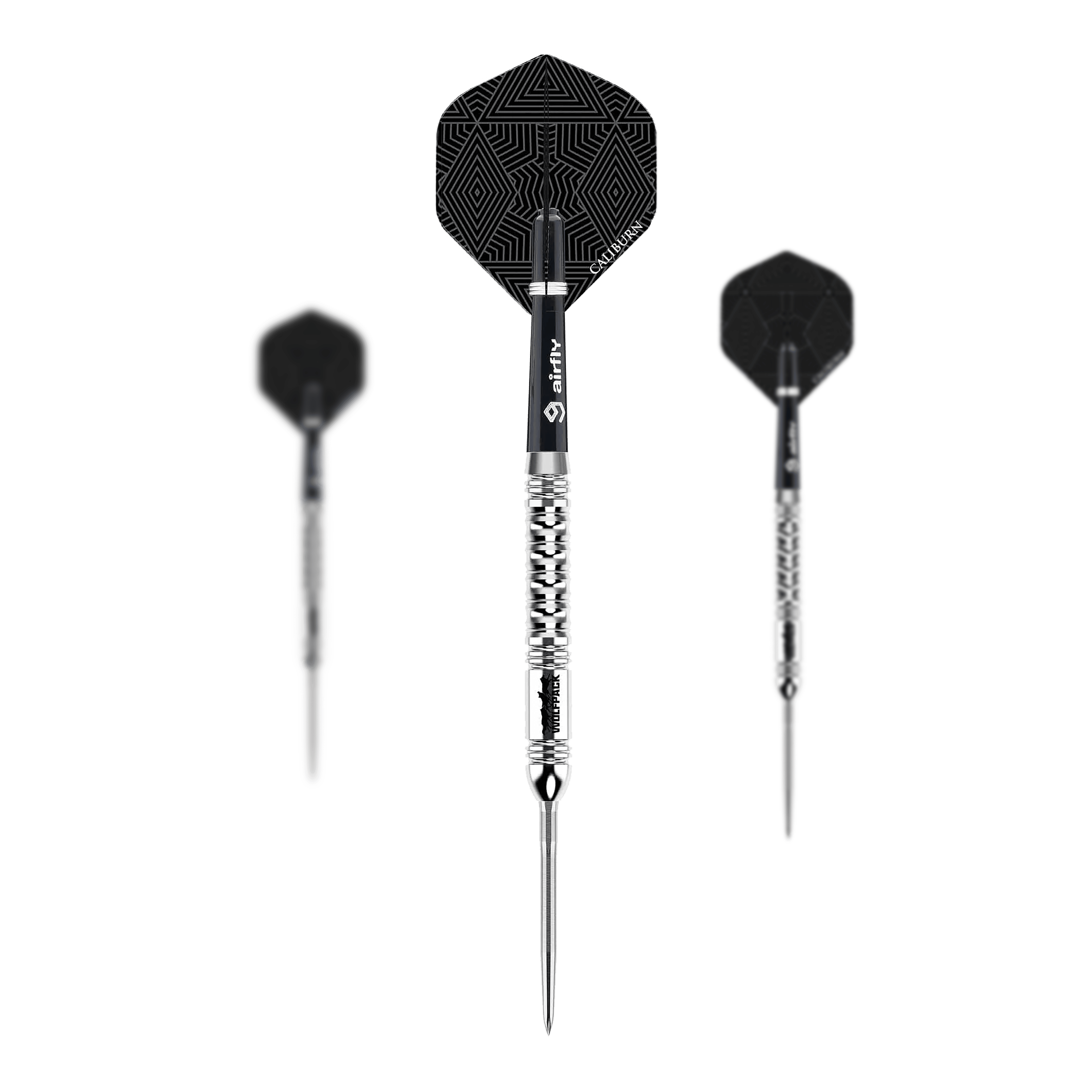 Das Bild zeigt drei Steeldarts des Produkts "Caliburn Wolfpack W1 Steeldarts - 23,5g". Die Darts haben silberne Spitzen und Schäfte mit schwarzen Flights, die geometrische Muster zeigen.