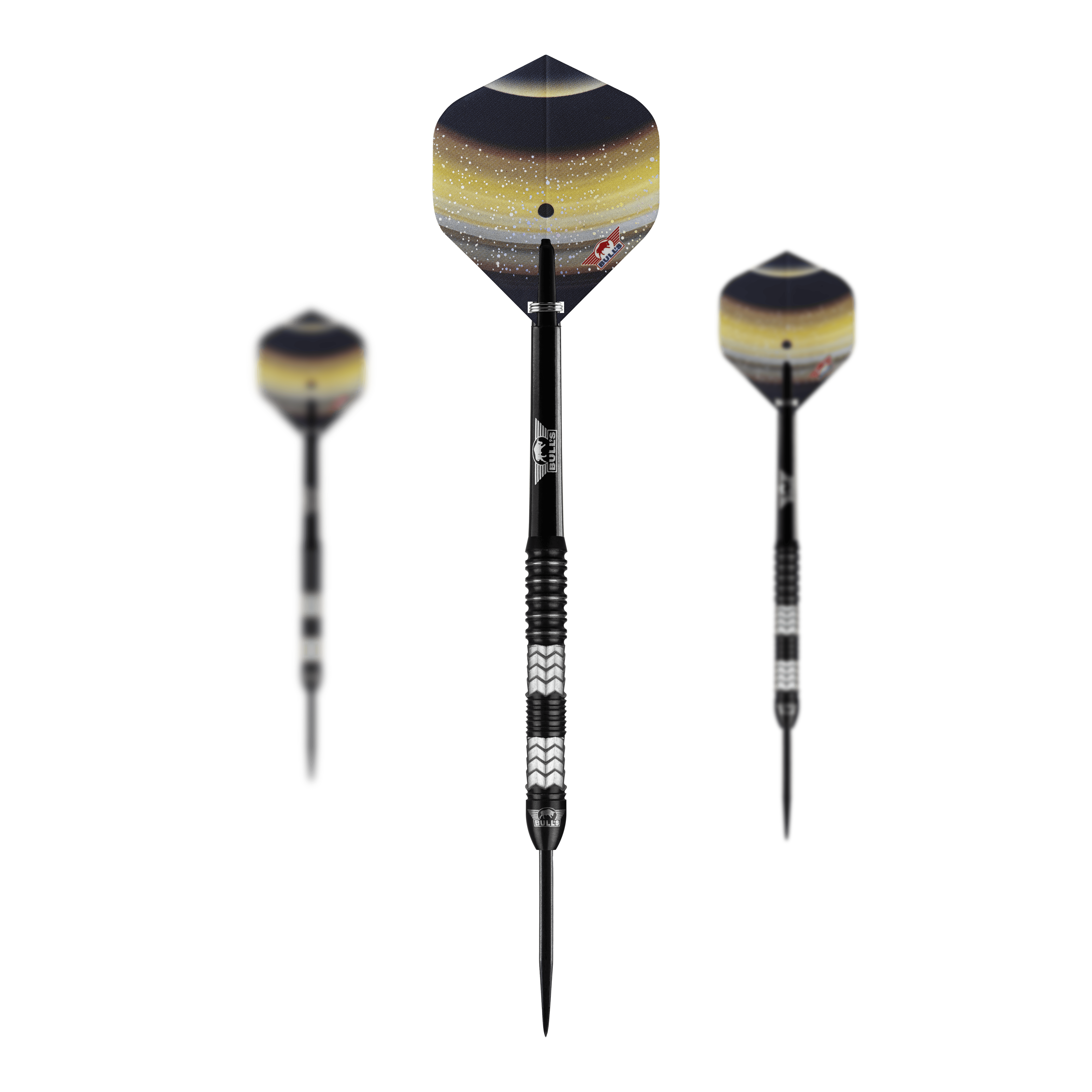 Bulls NL Luna Triton Steeldarts Das Bild zeigt drei Steeldarts des Modells "Bulls NL Luna Triton". Die Darts haben schwarze Spitzen, einen geriffelten Griff und Flights mit einem gelb-schwarzen Weltraumdesign.