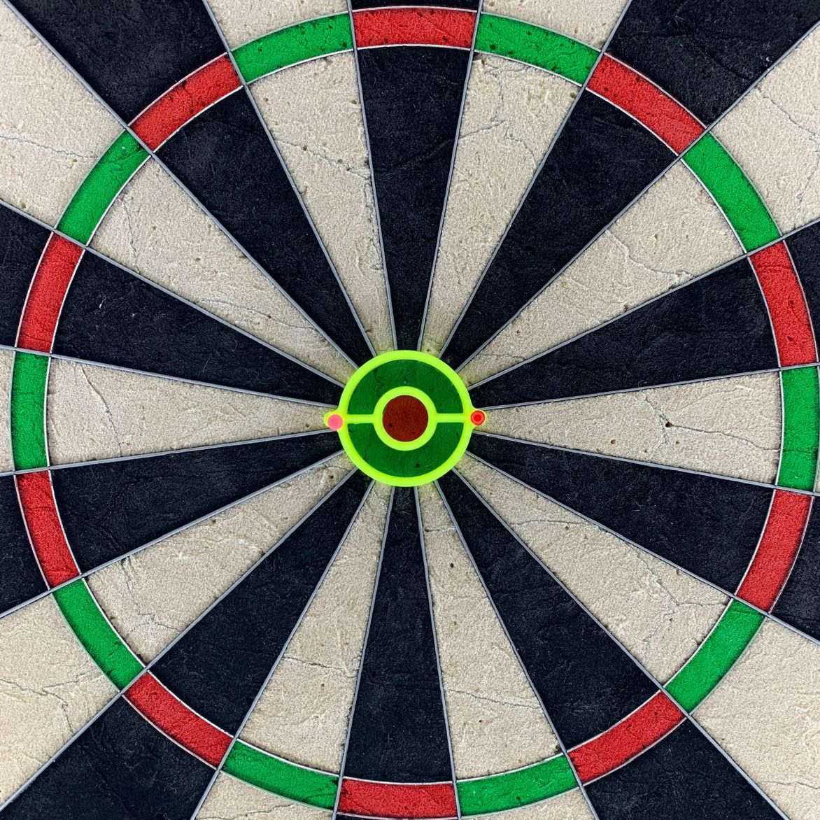 Dart Practice Segments - Bullseye Das Bild zeigt das Produkt 'Dart Practice Segments - Bullseye'. Es handelt sich um ein Trainingssegment für Dartspieler mit Fokus auf das Bullseye.