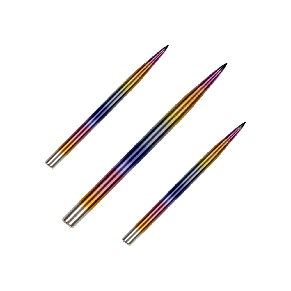 Auf dem Bild sind drei bunte Steeldartspitzen zu sehen. Sie haben eine glänzende Regenbogenbeschichtung und sind parallel angeordnet.
