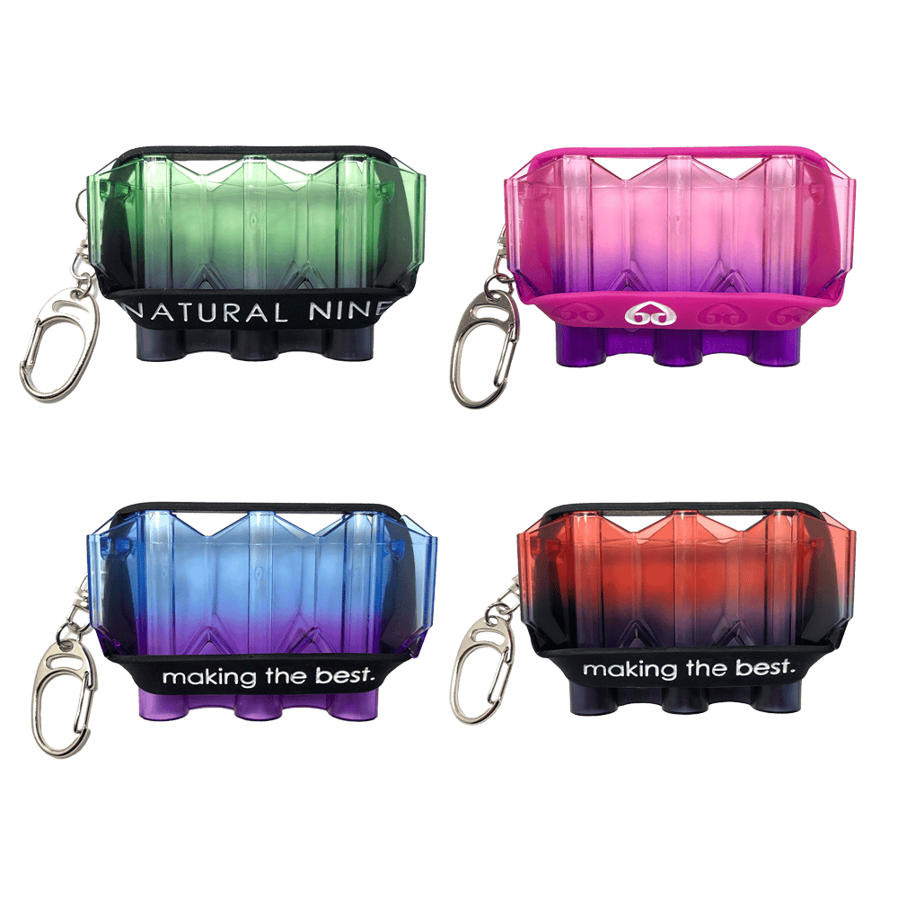 N9Kry1L-Berry_L-Style_N9_Krystal_Twin_Color_Flightcase_Berry_1tUS4oLSCSOd8i Das Bild zeigt vier verschiedenfarbige „L-Style N9 Krystal Twin Color Flightcase“-Etuis mit Schlüsselanhänger. Jedes Etui hat einen Farbverlauf und einen Schriftzug auf dem schwarzen Band.