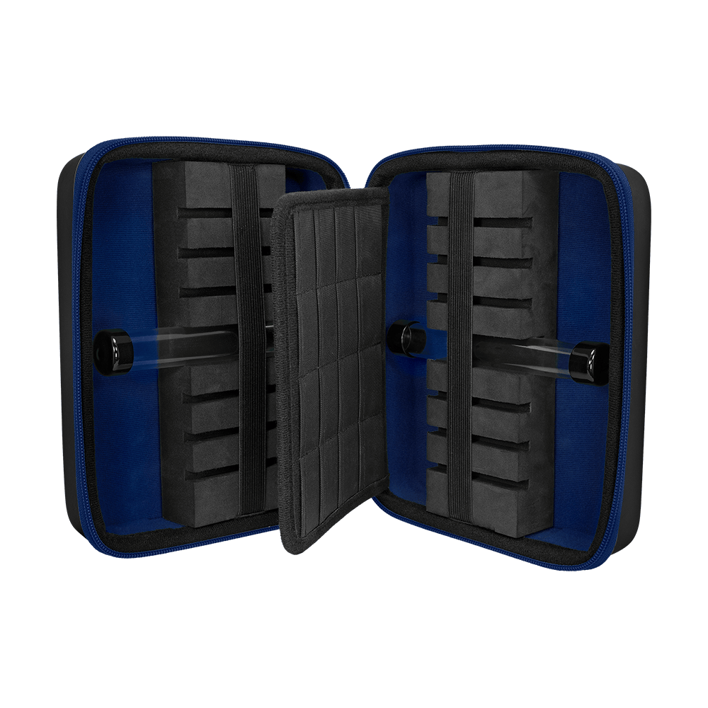 Mission Luxor Dart-Wallet Das Bild zeigt ein offenes Dart-Etui mit schwarzem und blauem Innenfutter. Im Inneren gibt es Fächer und Halterungen zur sicheren Aufbewahrung von Dartpfeilen und Zubehör.