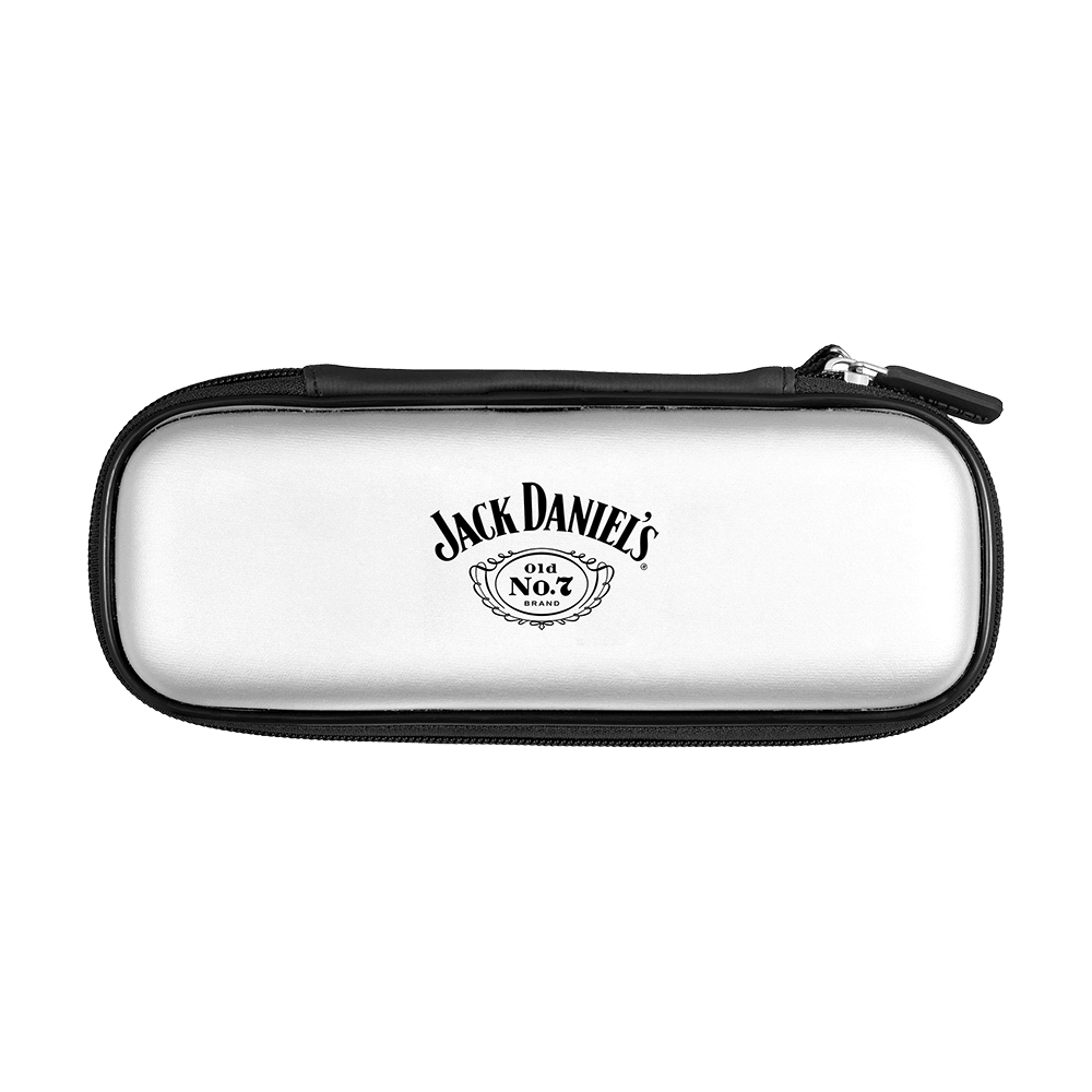 JD7021_Mission_Jack_Daniels_Freedom_Slim_Dartcase_Weiss_1 Das Bild zeigt ein schlankes Dartetui mit dem Aufdruck "Jack Daniel's Old No. 7 Brand" auf der Vorderseite. Das Etui ist hauptsächlich weiß mit schwarzen Rändern und einem Reißverschluss.